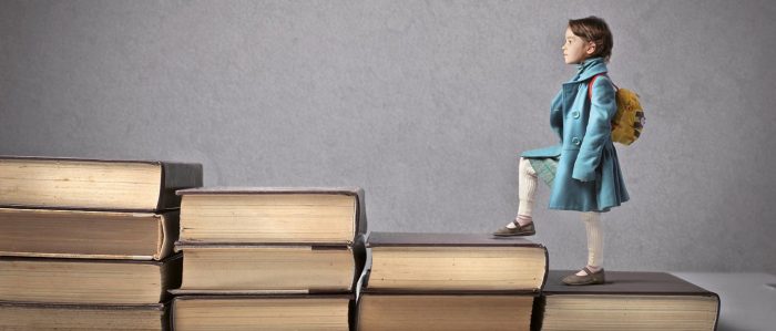 Mädchen geht eine Treppe aus Büchern hinauf