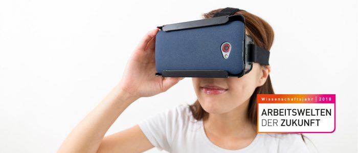 Frau mit Datenbrille