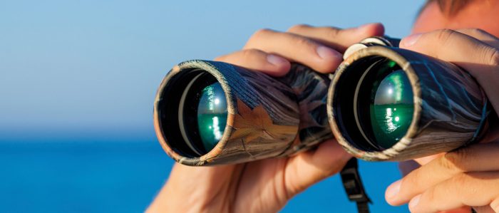 Mann mit Fernglas