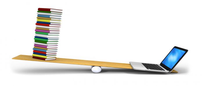 Laptop und Bücherstapel auf einer Wippe, dabei wiegt der Laptop schwerer.