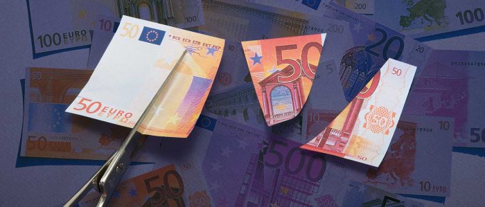 50-Euro-Schein, der gerade mit der SChere durchschnitten wird
