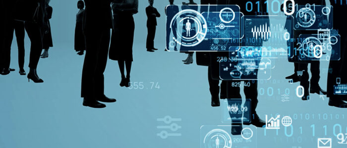 Versetzt zueinanderstehende Silhouetten verschiedener Personen in Business-Kleidung werden von verschiedenen digitalen Symbolen und Zeichenketten überblendet.