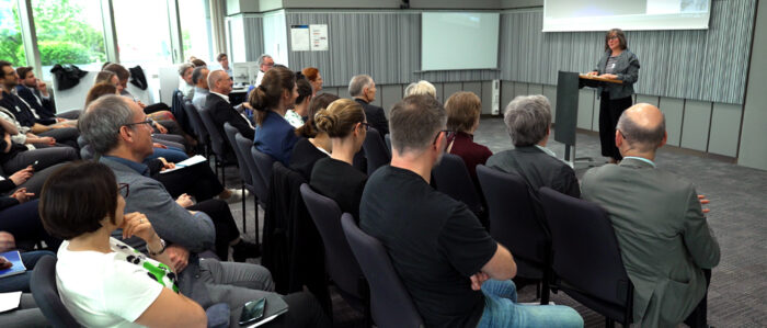 Festakt zum Jubiläum 20 Jahre FDZ. Rechts im Bild steht Dana Müller am Pult und hält ihren Vortrag.