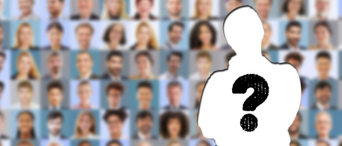 Ein Fragezeichen steht in der weißen Silhouette einer Person. Dahinter ist eine Collage aus unscharfen Portraits verschiedener Personen.