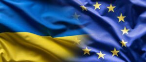 Die ukrainische und die EU-Flagge verschmelzen miteinander.