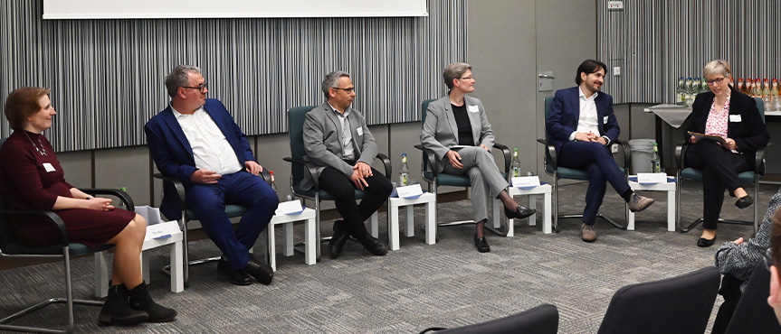 Podiumsdiskussion mit Dr. Sandra Schaffner, Leiterin des FDZ Ruhr am Leibniz-Institut für Wirtschaftsforschung, Prof. Stefan Bender, Leiter des Forschungsdaten- und Servicezentrums der Deutschen Bundesbank und Vorgänger von Dana Müller, Dr. Daniel Fuß, Leiter des Forschungsdatenzentrums am Leibniz-Institut für Bildungsverläufe, Prof. Regina Riphahn, Ph.D., Inhaberin des Lehrstuhls für Statistik und empirische Wirtschaftsforschung an der Friedrich-Alexander-Universität Erlangen-Nürnberg, Till von Wachter, Professor für Volkswirtschaftslehre an der University of California Los Angeles und Direktor des California Census Research Data Center, und Moderatorin Dr. Andrea Kargus vom IAB.