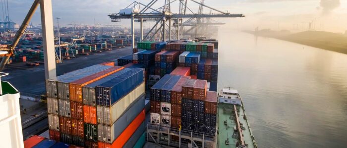 Container auf einem Frachtschiff im Hafen „Europoort“ in Rotterdam
