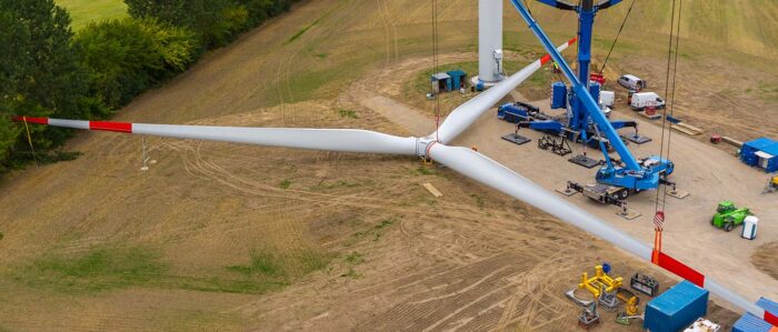 Luftbild der Errichtung einer Windenergieanlage.