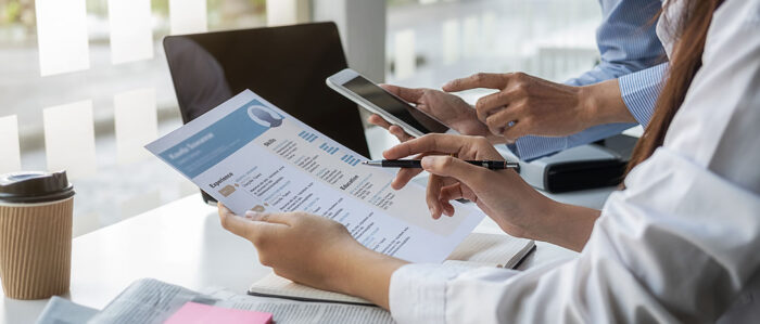 Büroangestellte schaut sich ein Bewerbungsschreiben an.