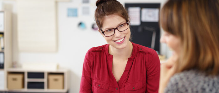 Zwei Frauen in einer Beratungssituation.