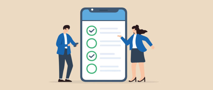 Die grafische Illustration im Comic-Stil zeigt einen Mann und eine Frau, die an einem übergroßen Smartphone einen Online-Fragebogen ausfüllen.