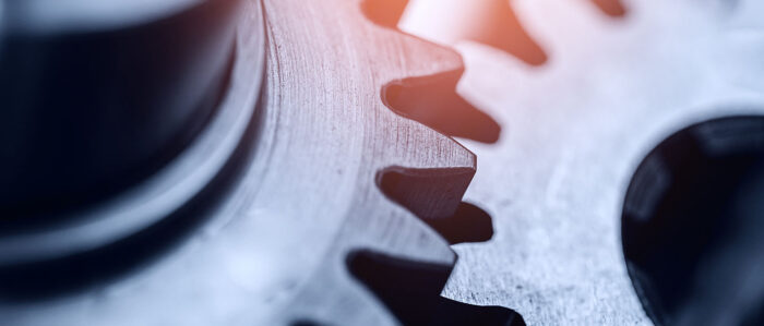 Nahaufnahme von zwei Zahnrädern, die in der Höhe leicht versetzt sind.