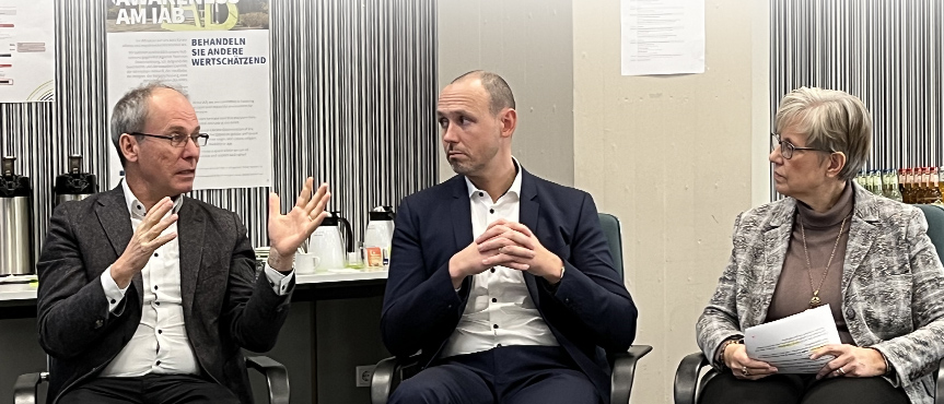 IAB-Direktor Prof. Bernd Fitzenberger, Christian Baumann, Präsident des Gesamtverbandes der Personaldienstleister sowie CEO von Time Partner Personalmanagement und des House of HR mit Moderatorin Dr. Andrea Kargus vom IAB (von links)