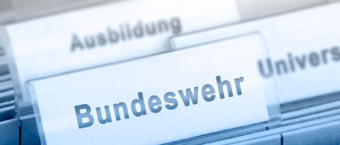 Hängeregister mit den Begriffen „Bundeswehr“ und „Ausbildung“