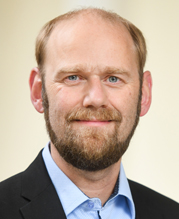 Ludger Wößmann leitet das ifo Zentrum für Bildungsökonomik und ist Professor für Volkswirtschaftslehre, insb. Bildungsökonomik, an der Ludwig-Maximilians-Universität München.