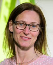 Silke Anger leitet den Forschungsbereichs „Bildung, Qualifizierung und Erwerbsverläufe“ am IAB und ist Professorin für Volkswirtschaftslehre, insbesondere Bildungsökonomik, an der Otto-Friedrich-Universität Bamberg.