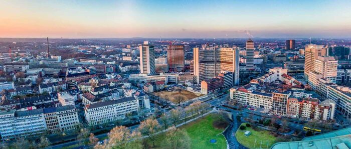 Skyline von Essen in der Dämmerung