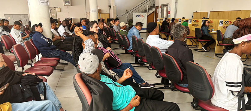 Eingangs- und Wartezone in einem brasilianischen Jobcenter.